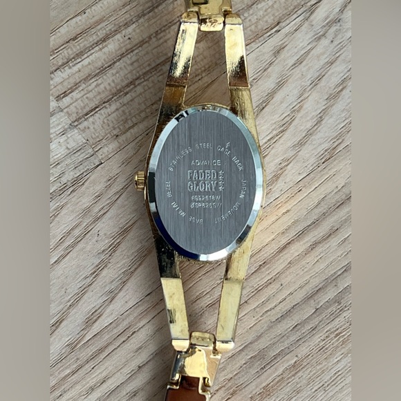 Faded Glory Ladies Watch Vintage Gold Tone Bracelet Silver Dial - Picture 7 of 10